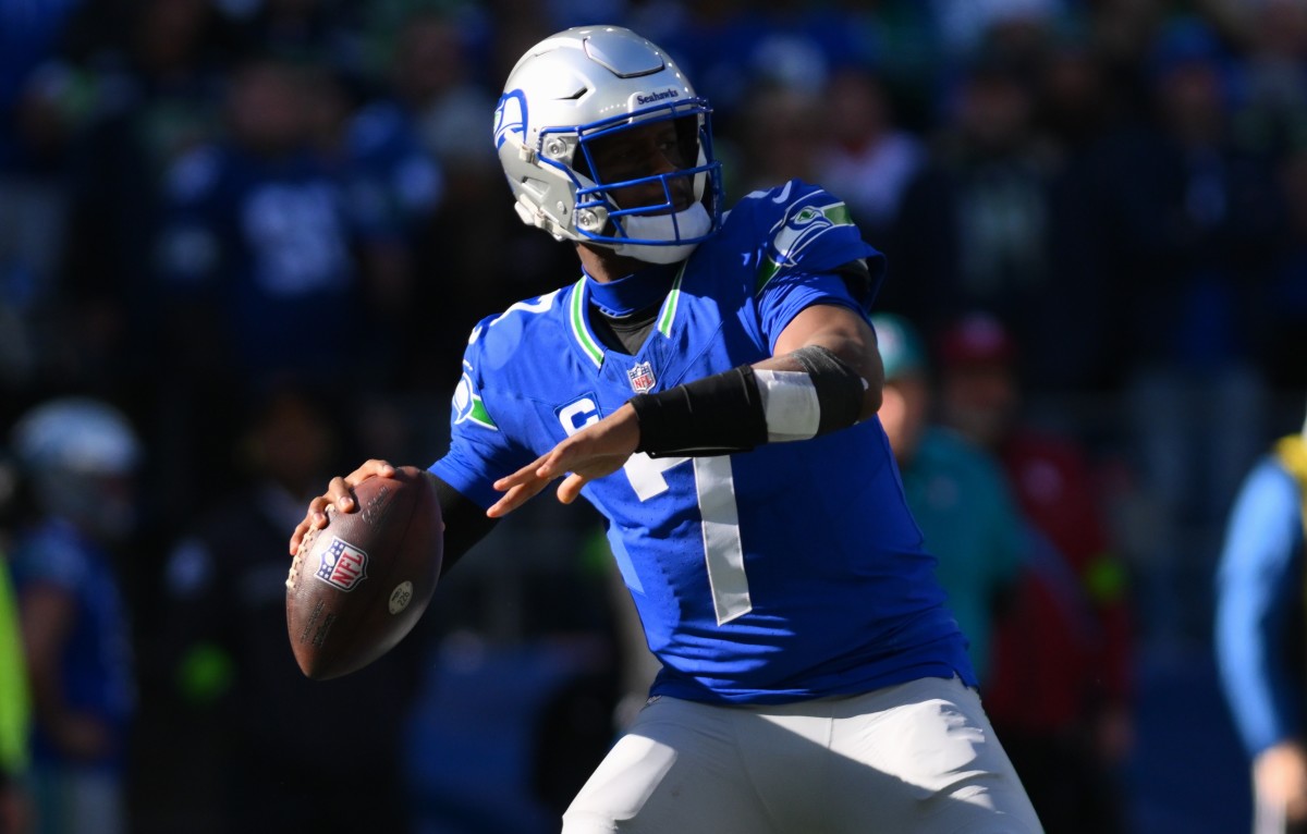 Seahawks quarterback Geno Smith prepares to throw against the Cleveland Browns.